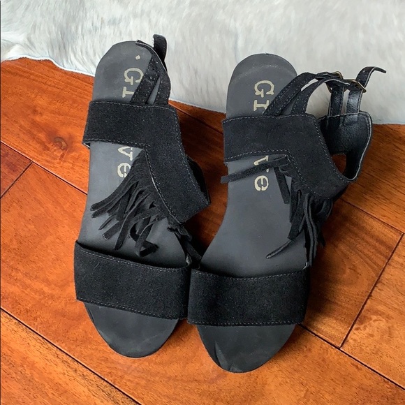 Black heels with fringe - Picture 3 of 4